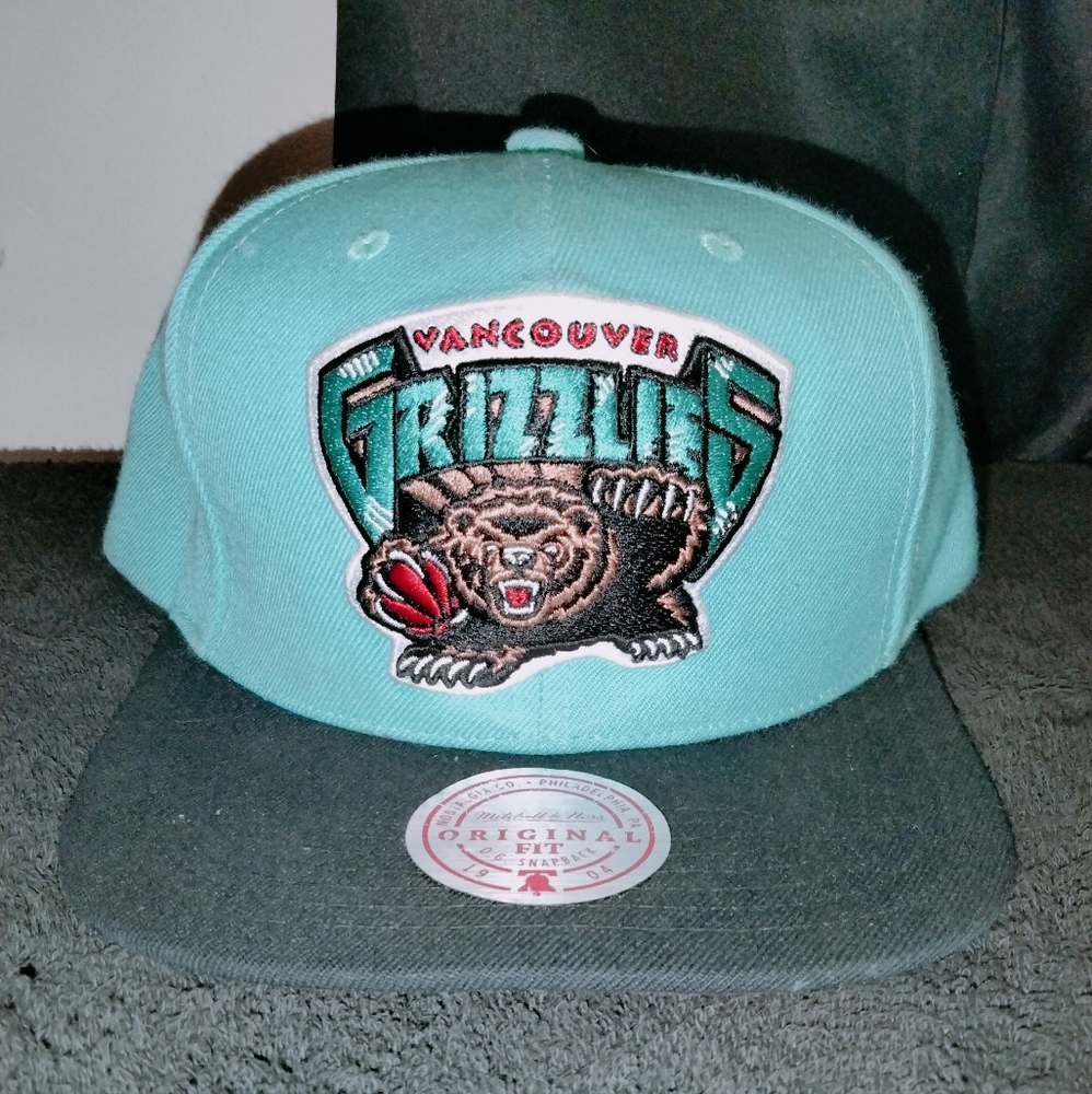 Mitchel & Ness Vancouver Grizzlies Snapback Red Brim Cap